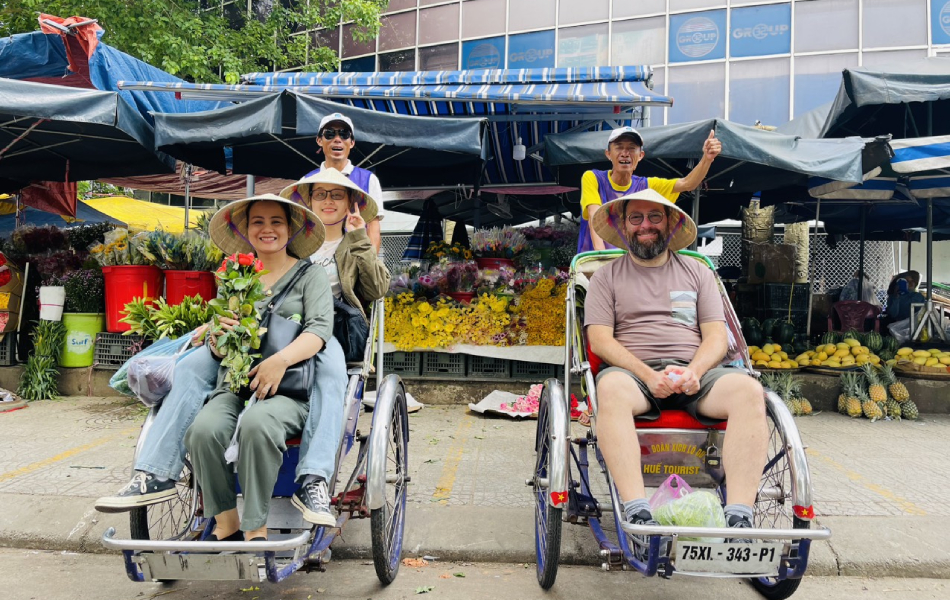 dong ba market by cyclo