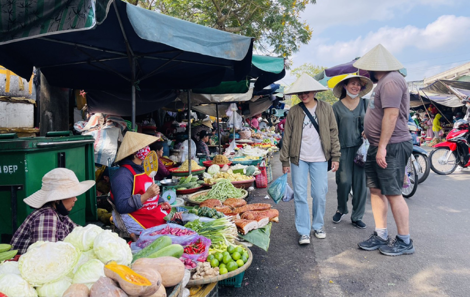 dong ba market with madam thu