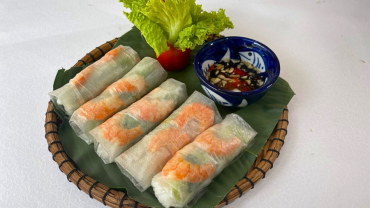 Goi Cuon Tom Thit – (Spring roll with shrimp and pork)